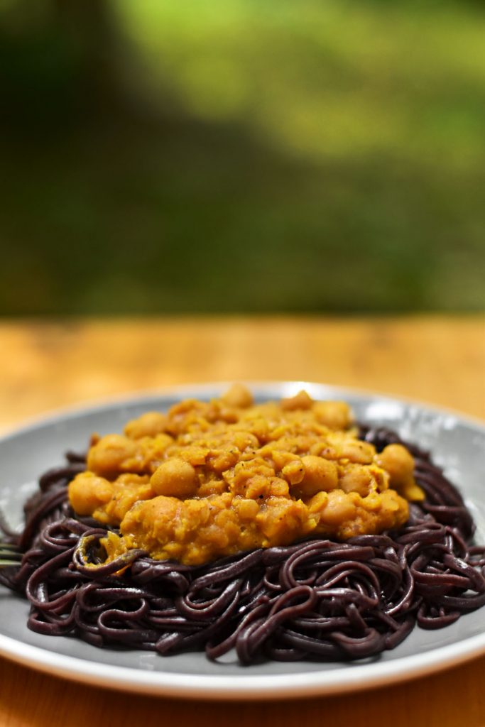 Curry z rdečo lečo in čičeriko s testeninami iz črnega riža